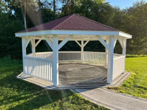 drewniana altana ogrodowa