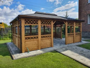 drewniana altana ogrodowa